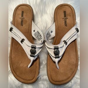 NEW Minnetonka Silverthorne White Sandals
